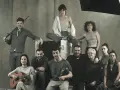Elenco posa con espada y guitarra, evocando un resumen de Tirant lo Blanc.
