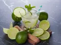 Orzeźwiająca Caipirinha przepis: świeże limonki, lód, mięta i drewniany muddler. Idealny drink na lato.