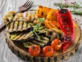 Grillowane warzywa: bakłażan, papryka, pieczarki, pomidorki i marchewka. Idealne, by co przygotować na grilla ze znajomymi.