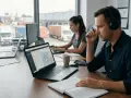 Spedytor kto to? Pracownicy biura logistycznego monitorują transporty na mapie.