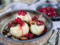 Tre saftiga paltar toppade med lingon och knaperstekt fläsk. Ett klassiskt palt recept som väcker aptiten.