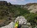 Botas de trail running sobre roca, contemplando el cañón del río Dulce en Guadalajara.