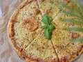 Pyszna pizza z serem i bazylią, idealne dodatki do pizzy.