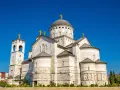 Sobór Zmartwychwstania Chrystusa, imponująca budowla w stolicy Czarnogóry, Podgoricy, z dominującą kopułą i złotymi krzyżami.