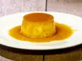 Un delizioso dolce al cucchiaio, un flan dorato con sciroppo di caramello, che ricorda il sapore del dulce de leche.