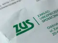 Zielony napis ZUS na białym papierze. Dokument dotyczy składki ZUS 2026, planowania finansowego i przyszłości ubezpieczeniowej.