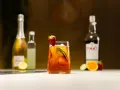 Orzeźwiający drink z Pimm's No. 1, truskawkami i ogórkiem, w kontraście do Aperol Spritz.