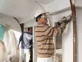 Artisans au travail, préparation avant peinture. Estimation du sablage prix au m2 pour un rendu impeccable.