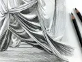 Dessin au crayon de **modèles de drapés en peinture**, montrant des plis et des ombres réalistes. Trois crayons noirs sont visibles sur la droite.