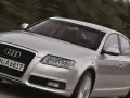 Silberner Audi A6 Limousine 2005 fährt auf einer Landstraße.