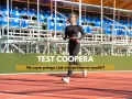 Kobieta biegnie na bieżni stadionu, przygotowując się do testu Coopera.