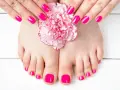 Mani e piedi curati con smalto fucsia brillante, un tocco di stile per sapere come abbinare lo smalto ai vestiti.