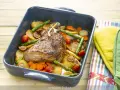 Rabadilla de ternera asada con patatas, zanahorias, espárragos y tomates cherry. Una de las mejores rabadilla de ternera recetas.
