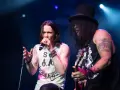Slash i Myles Kennedy na scenie, rockmani w akcji.