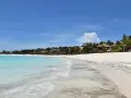 Rajskie zanzibar wakacje: biały piasek, turkusowa woda i palmy. Idealne miejsce na relaks.