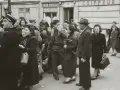 Une foule se presse devant "Union Vinicole" et "Coiffeur". L'atmosphère est tendue, évoquant la rafle du billet vert.