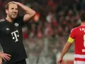 Piłkarz Bayernu w czarnej koszulce z T na piersi, z ręką na głowie, w meczu przeciwko Union Berlin.