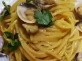 Spaghetti alle vongole cremosi come al ristorante, un piatto ricco e saporito con vongole fresche e prezzemolo.