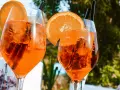 Dwa orzeźwiające drinki z pomarańczą i lodem, idealne na włoskie aperitivo.