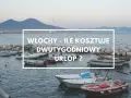 Włochy - ile kosztuje dwutygodniowy urlop? Widok na zatokę z łodziami i wulkanem w tle.