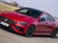 Czerwony Mercedes CLA na drodze, z widocznymi detalami, które mogą sugerować potencjalne mercedes cla awarie i problemy.