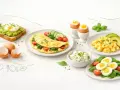 Pyszne śniadanie z jajek: jajecznica, omlet, jajka na miękko, jajko sadzone na grzance z awokado i twarożek.