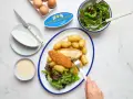 Délicieuse recette Caprice des Dieux pané, servi avec des pommes de terre et une salade verte. Le fromage coulant est irrésistible !