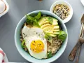 Herzhaftes Frühstück: Haferflocken mit Spiegelei, Avocado und Basilikum. Tolle Haferflocken Rezepte für einen energiegeladenen Start!