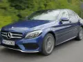 Błękitny Mercedes E220d w ruchu, z rozmytym tłem zieleni i drogi. Elegancki sedan na polskich tablicach rejestracyjnych.