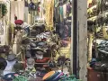 Vetrina di negozi Venezia con cappelli eleganti e sciarpe colorate, un'esplosione di stile per ogni occasione.