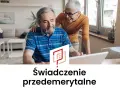 Para starsza sprawdza, ile wynosi zasiłek przedemerytalny, korzystając z laptopa.