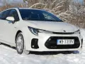 Biały Suzuki Swace Hybrid na śniegu, gotowy na zimowe wyzwania.