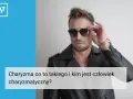 Charyzma co to? Mężczyzna w skórzanej kurtce i okularach przeciwsłonecznych, z pewnością siebie poprawiający okulary.