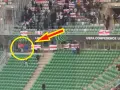 Widzimy jak wygląda flaga Legii: zielono-czerwono-zielona. Kibice na trybunach, część z nich trzyma biało-czerwone flagi.