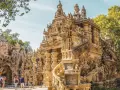 Le Palais Idéal, œuvre de Joseph Ferdinand Cheval, est un château de conte de fées sculpté dans la pierre.