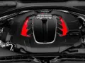 Silnik V8 TFSI, co to znaczy? Potężna jednostka napędowa z czerwonymi akcentami, symbol mocy i inżynierii.