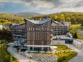 Nowoczesny hotel przy stoku narciarskim w Polsce, Elements Hotel & Spa, otoczony zielenią i górami. Idealne miejsce na zimowy wypoczynek.