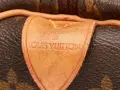 Etichetta in pelle con logo Louis Vuitton, un dettaglio iconico che evoca la maestria della fabbrica Louis Vuitton.