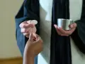 Czy rozwodnik może iść do komunii? Poznaj zasady i wyjątki