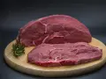 Dos filetes de ternera cruda, uno más grueso y otro más fino, sobre una tabla de madera. ¿Qué filetes de ternera son más tiernos?