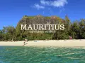 Plaża na Mauritiusie z turkusową wodą, piaskiem i górami w tle. Odkryj największe atrakcje tej rajskiej wyspy.