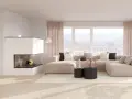 Gemütliches kleines Kaminzimmer einrichten: Eckkamin mit Feuer, beiges Ecksofa, zwei schwarze Beistelltische, Teppich, große Fenster mit Blick auf die Stadt und Berge.