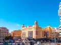 Tętniący życiem plac w Madrycie, idealny na jednodniową wycieczkę. Zobaczysz tu charakterystyczny budynek Capitol z neonem Schweppes i kino Callao.