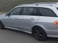 Srebrny Mercedes W212 kombi, idealny do rodzinnych podróży. Zastanawiasz się, jaki silnik wybrać?