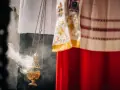 Złota kadzielnica unosi dym podczas uroczystości. W tle widać szaty liturgiczne, przypominające o święta nakazane.