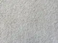Jasna, chropowata powierzchnia, idealna dla tynków cementowo wapiennych, tworzy teksturę przypominającą drobne kamyczki.
