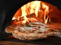 Skąd pochodzi pizza? Od starożytnych placków do globalnego fenomenu.