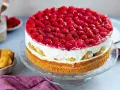 Himmlische Windbeuteltorte mit frischen Himbeeren und Sahne. Ein Traum für jeden Anlass, das Windbeuteltorte Rezept ist einfach!