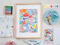 Un tableau coloré de pastels, une idée de dessin facile pour débutant. Une table garnie de fruits, de verres et de serviettes.