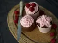 Tre chokladcupcakes med rosa frosting och hallon, redo att avnjutas. Ett perfekt cupcakes recept för alla tillfällen.